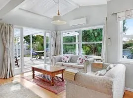 Spacious Papakura Family Delight w Deck and Yard