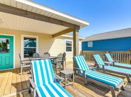 1 Block to Surfside Beach: Home w/ Gulf Views!, hotel en Surfside Beach