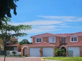 Hermosa casa nueva en conjunto privado en Manta