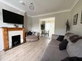 Contractors welcome 3 bed house with parking by Eagle Owl Stays