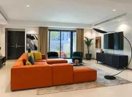 Massive LuxXo Family & Friends House with Terraces, Private Parking, Pool & Quick Access to Dubai Mall