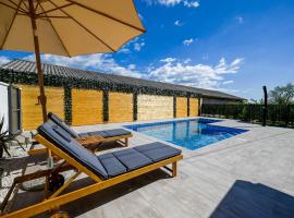 Holiday Home Kapela, hotel i Tomišići