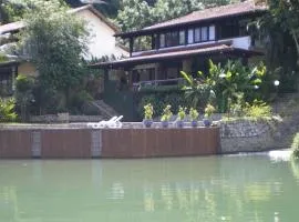 Casa de 730m2 no Exclusivo Condomínio Portogalo com Piscina Privada e Cais para iates de até 55 Pés