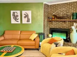 Happy Palette Home Close to downtown Fenced yard