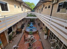 Hostal Fontana Di Luque, guest house in Luque