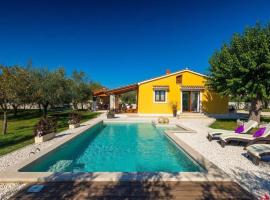 Villa Chiara 2 Bedroom, Private Pool, BBQ & Child-Friendly, ξενοδοχείο σε Puntera