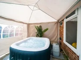 Open Mind Property - HotTUB, 4 Beds & 2 Free Parking