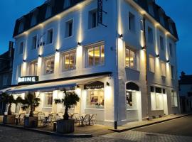 Le Grand Hôtel de la Marine "face à la mer" – hotel w mieście Port-en-Bessin-Huppain