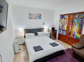 Large Modern Double Room, hotel v destinaci La Línea de la Concepción