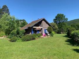 Chalet Les Ammonites 2 chambres en Franche Comte au calme dans la nature、Nans-sous-Sainte-Anneのホテル