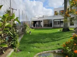 Casa Campestre de Lujo, Ubicación Central