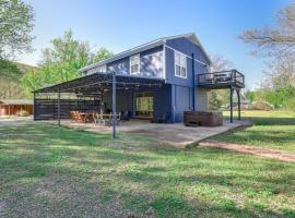 8 Mi to Ozark Folk Center Home with Hot Tub and Deck, hotel in Mountain View