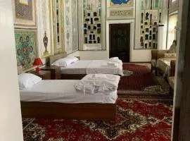 Mekhtar famili 18th century old hause historical UNESCO HERITAGE List 1 minutes to Bukhara Old Town Square Est-Since 1826 for Walk in Guest PARKING, COZY ROOM, BEST LOCATION AND STRONG WIFI