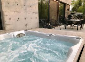 SpaHaus #128, Hotel in Lac-Supérieur