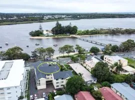 Bradman Ave Gem - River Views & Outdoor Activities