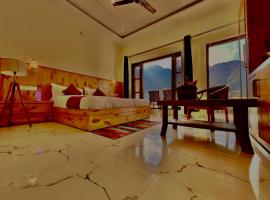 Hotel The SSB - Property of the Year ! Luxury Balcony Rooms ! Mountain View ! Rooftop Cafe ! Big Parking !, hotel in Mussoorie