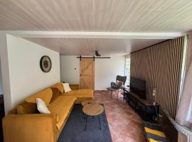 Vakantiehuis chaletje, hotel in Lanaken