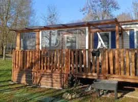 Mobil-home emplacement 1、Le Chesneのグランピング施設