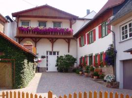 Ferienhaus im schönen Winzerdorf Kirschroth mit Sonnenterrasse und Wintergarten, Hotel in Kirschroth