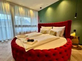 Red Velvet-Romantik Appartement mit Balkon & Flussblick - Das Alpenzeit im Zentrum