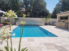 Un air de Provence avec piscine disponible seulement en fin de journée - un Parking Privé - À 5min de l'A7 et A9, hotel a Orange