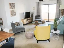 3-Bedroom Apt Sleeps 6 Pool Gym & Jacuzzi