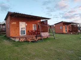 Siedlisko nr 4E i 4F nad jeziorem Skarlińskim, jezioro, mazury, domki letniskowe, bania