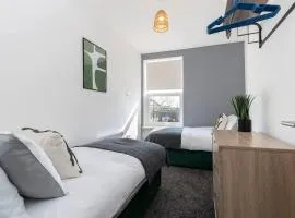 Contractor-Friendly 4-Bed 2-Bath Apartment, fast WiFi, central Redcar