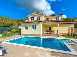 Villa Marilu, modern villa with pool near the sea