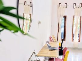 Homey Guesthouse Sukomanunggal Syariah, hotel in Surabaya