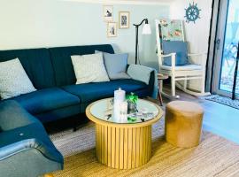 Cozy Nature Cabin with Patio, Parking and WiFi, chalet di Billum