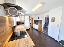 Traumwohnung mit Sonnen-Balkon - nur 5 min vom EP, hotel i Rheinhausen