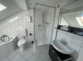 Weißes Apartmenthaus am Kanal, Hotel in Emden