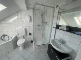 Weißes Apartmenthaus am Kanal