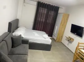 Banesa me qera ne Shengjin dhe Rana Hedhun