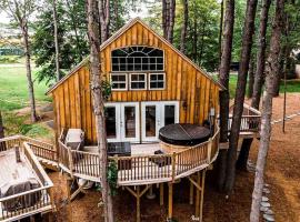 Unique Pet Friendly Treehouse with Hot Tub on the Edges of Belgrade Stream with Direct Access to Messalonskee Lake, Maine, Hotel in Belgrade