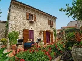 Traditionelle Steinfinca mit Spielbereich, Babybett, Waschmaschine, Liegen