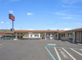 Econo Lodge Inn & Suites