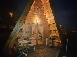 Tipi en bois tout équipé avec balnéo, hotel v destinaci Rillieux
