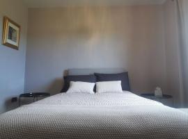 Roscommon House Small Double Room, Self Catering, ubytování v soukromí v destinaci Roscommon