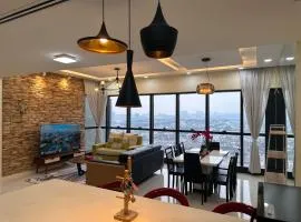Skyline Luxe 4BR Retreat with En-suite Icon City