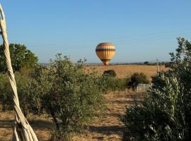 Casa do Montinho- Small Private House, hotel in Mourão