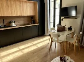 Chez Marlène Coeur Vieil Antibes, bon emplacement, rénové et convivial , clim, balcon