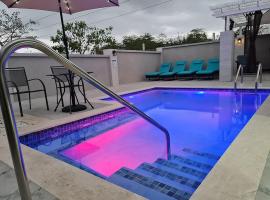 Cozy Stay with Private Jacuzzi Pool Old Harbour 592, hotel v destinaci Old Harbour