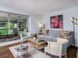 Siesta Sol Art Bungalow- 2 miles to Siesta Key!，位于萨拉索塔的酒店