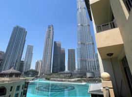 Full View Burj Khalifa and Fountains -Souk Al Bahar- Dream View holiday Home Rental, overnattingssted med onsen i Dubai