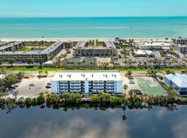 Beachy waterfront condo on Sanibel island Minutes to beach Sandpebble 4E, condo in Sanibel
