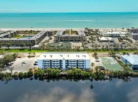 Beachy waterfront condo on Sanibel island Minutes to beach Sandpebble 4E
