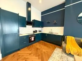 Resturday Central Studio BN12SIL01