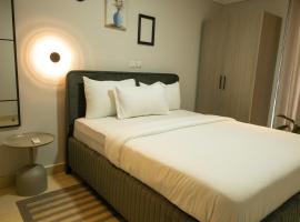 The Pinnacle Apartment, Bar and Lounge, ξενοδοχείο σε Otinshi